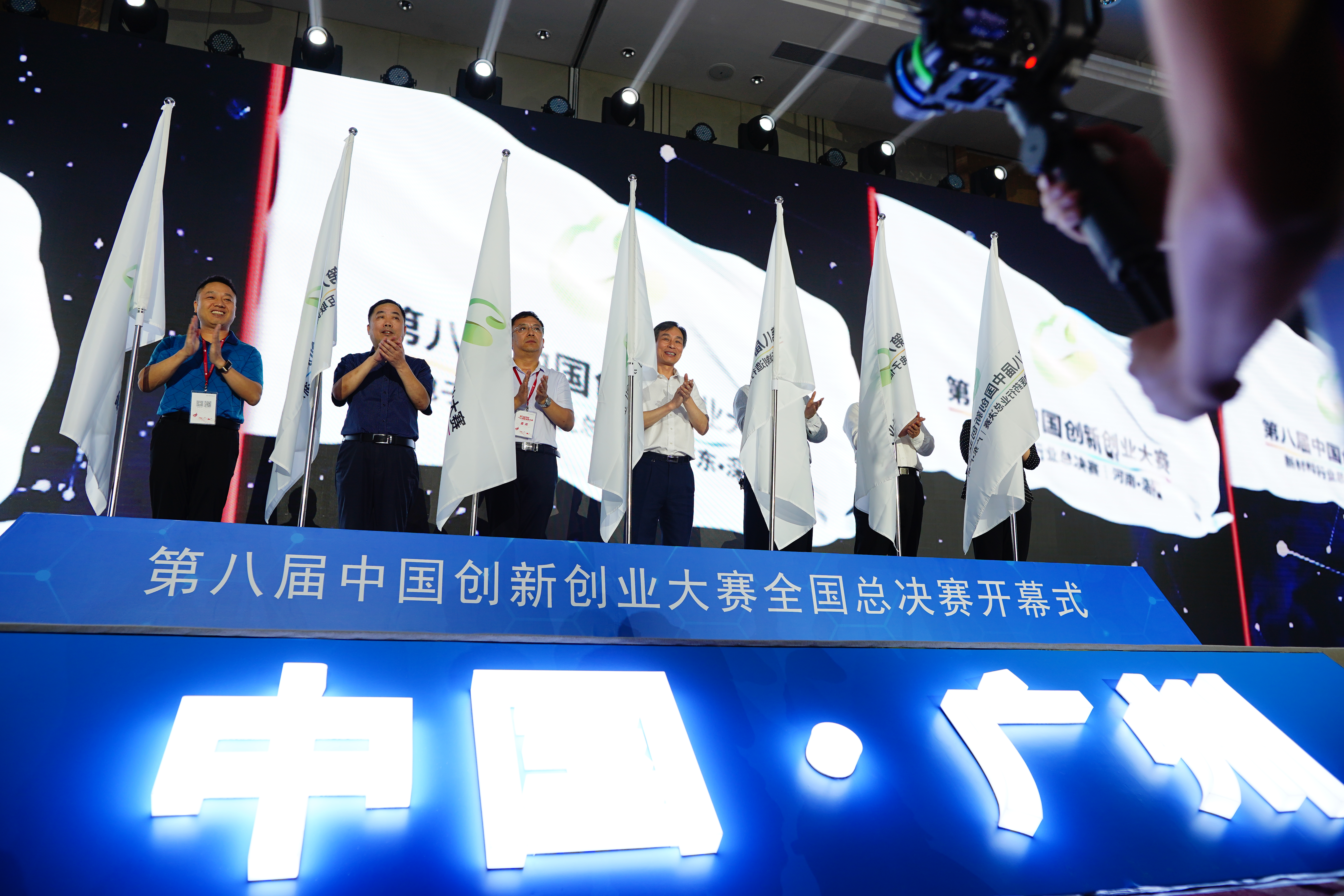 田径比赛激烈角逐争夺桂冠